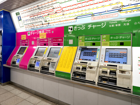 駅の自動券売機と路線図。2026年4月14日、東京都豊島区にて撮影。