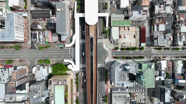 都市と道路の真俯瞰ドローン空撮