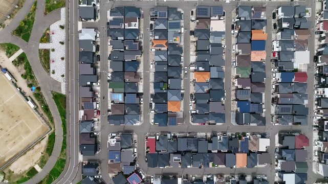 住宅地と道路の真俯瞰ドローン空撮