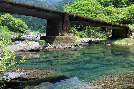 奈半利川に架かる堀ヶ生沈下橋　高知県北川村