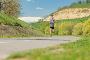 Obraz premium Guy jogging towards the camera