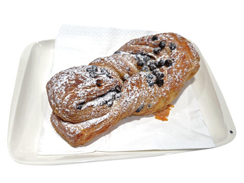 treccia dolce di pasta sfoglia con gocce di cioccolato e zucchero a velo,