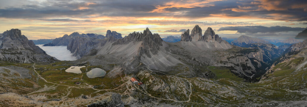 Le Tre Cime di Lavaredo (Drei Zinnen in tedesco; Tr&eacute; Z&igrave;mes in ladino cadorino) sono tre cime delle Dolomiti di Sesto, 