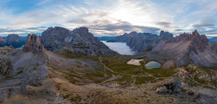Le Tre Cime di Lavaredo (Drei Zinnen in tedesco; Tr&eacute; Z&igrave;mes in ladino cadorino) sono tre cime delle Dolomiti di Sesto, 