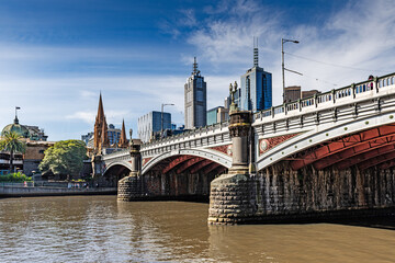 Obraz premium Melbourne, Australia – Princes Bridge (originally Prince’s Bridge) spans the Yarra River, offering a view of the Melbourne skyline