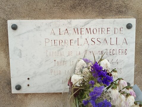 Une plaque comm&eacute;morative &agrave; Paris , &Agrave; la m&eacute;moire de Pierre Lassalla caporal de la Division Leclerc 