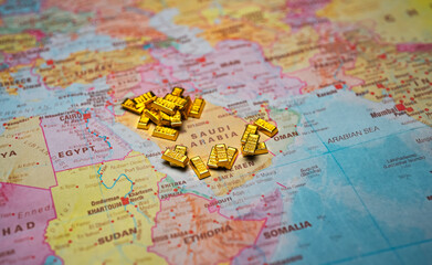 Obraz premium Gold bars on Saudi Arabia map wealth and finance concept.