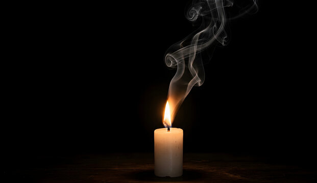 Flamme de bougie avec fum&eacute;e sur fond noir