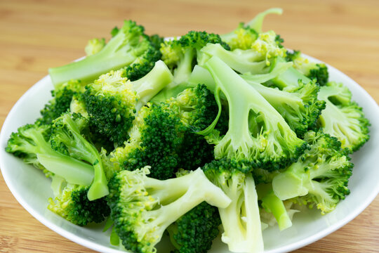 The boiled broccoli is placed on the plate.