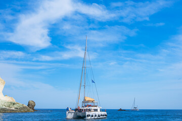 Fototapeta premium Catamarã ancorado diante de White Beach