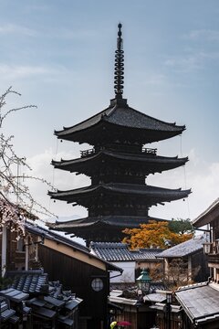 Five-storey Yasaka Pagoda of the Buddhist Hōkanji Temple, Yasaka dori historical street, Kyoto, Japan