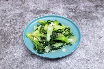 Obraz premium The stir-fried vegetables with green leaf lettuce on the plate