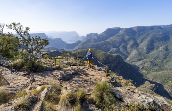 Tourist at the viewpoint, view of the Blyde River gorge, Lowveld Viewpoint, in the evening light, canyon landscape, Blyde River Canyon, Panorama Route, Mpumalanga, South Africa