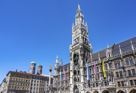 New town hall with Marian column and steeples of the Church of Our Lady, Marienplatz, Munich, Bavaria, Germany