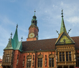 Obraz premium Wroclaw central market square with old houses and sunset. Panoramic evening view, long exposure, timelapse. Historical capital of Silesia, Wroclaw (Breslau) , Poland,