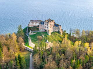 Fototapeta premium The ruins of Czorsztyn Castle are located at Czorsztyn Lake
