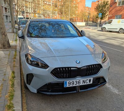 Vista frontal de un autom&oacute;vil BMW Serie 1 120d aparcado en una calle de Madrid, Espa&ntilde;a, 30 de marzo de 2026