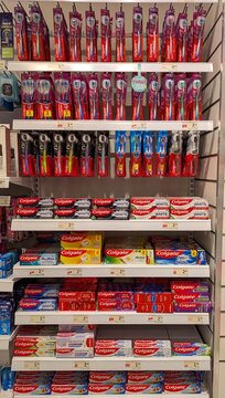 Coloridos productos de higiene dental Colgate (cepillos de dientes y dent&iacute;fricos), en expositor de tienda Normal en Madrid, Espa&ntilde;a, 30 de marzo de 2026