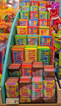 Coloridas tabletas de chocolate Tony's en expositor de un supermercado Normal de Madrid, Espa&ntilde;a, 30 de marzo de 2026
