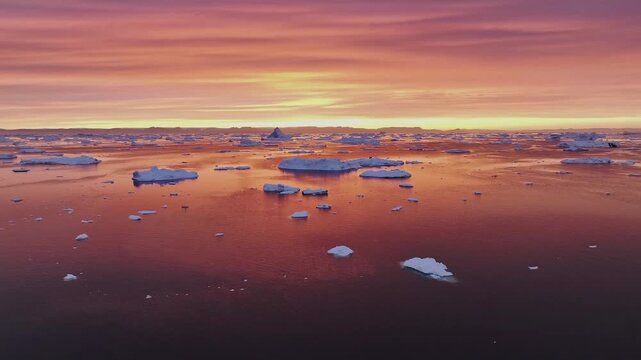 Eisberge in der Mitternachtssonne in Gr&ouml;nland in Ilulissat