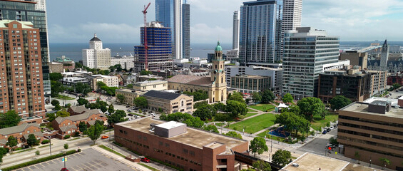 Obraz premium Milwaukee, WI - July 29, 2024: Aerial view of Downtown Milwaukee on a sunny summer day