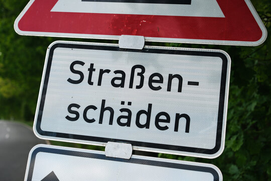 Verkehrszeichen, Zusatzschild Stra&szlig;ensch&auml;den. Deutschland