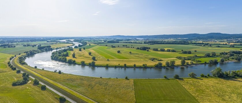 Ausblick auf die Donau-Region nahe der Pfatterer Au zwischen Regensburg und Straubing