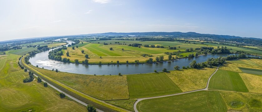 Ausblick auf die Donau-Region nahe der Pfatterer Au zwischen Regensburg und Straubing