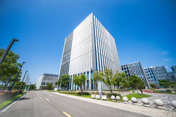 Obraz premium Striking Modern Architecture in Urban Environment with Clear Blue Sky