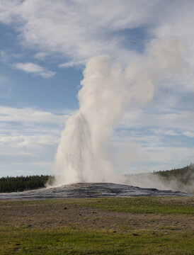 G&eacute;iser en Erupci&oacute;n - Old Faithful, Parque Nacional Yellowstone, EE.UU.