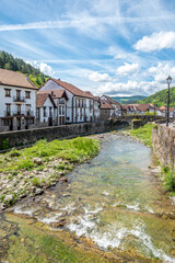 Fototapeta premium Otsagabia es una hermoso pequeño pueblo y municipio en los Pirineos orientales de Navarra, Valle de Salazar, provincia de Navarra, España.