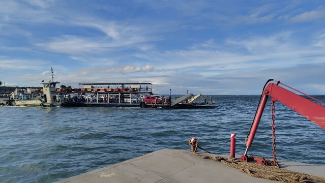 Uma paisagem da cidade de Porto Seguro, durante a travessia de balsa entre Porto Seguro e Arraial d'ajuda, Sul da Bahia, Brasil.