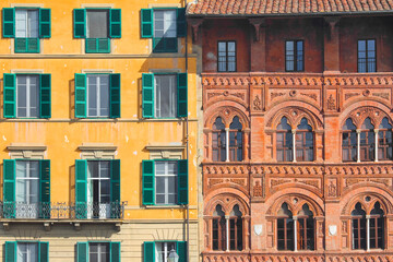 Fototapeta premium COLORFUL OLD ITALIAN BUILDING FACADE WITH GREEN SHUTTERS AND BALCONY - Old italian traditional architecture detail