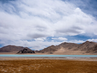 lake and mountains，Scenery of the uninhabited area of Tibet, blue sky and white clouds, plateau landforms, breathtaking scenery © 路阳