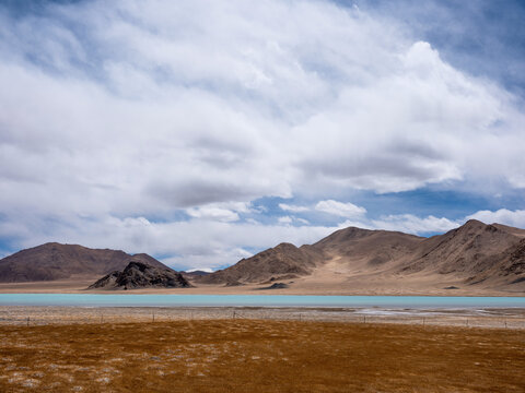 lake and mountains，Scenery of the uninhabited area of Tibet, blue sky and white clouds, plateau landforms, breathtaking scenery