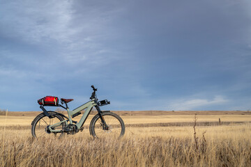 Fototapeta premium touring e-bike on a prairie biking trail in Colorado foothills