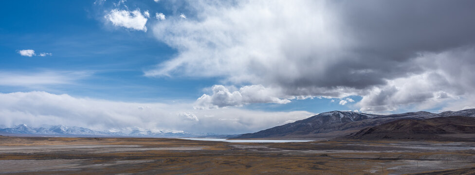 mountain landscape with clouds,lake and mountains，lake and mountains，Scenery of the uninhabited area of Tibet, blue sky and white clouds, plateau landforms, breathtaking scenery