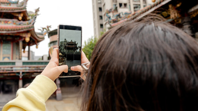 Photographing Longshan Temple with a smartphone in Taipei