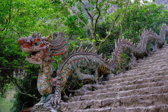 Der Drache als W&auml;chter der Treppe