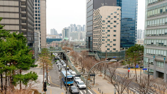 Seoullo 7017 walkway with Seoul skyline and street view