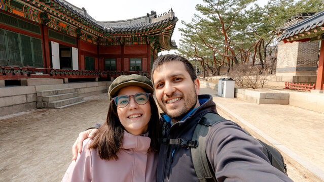 Travel couple taking selfie at Deoksugung Palace, Seoul