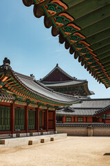 Obraz premium Korean temple in Seoul with traditional architecture and buildings at Changdeokgung Palace