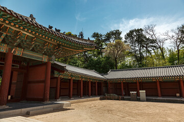 Obraz premium Korean temple in Seoul with traditional architecture and buildings at Changdeokgung Palace