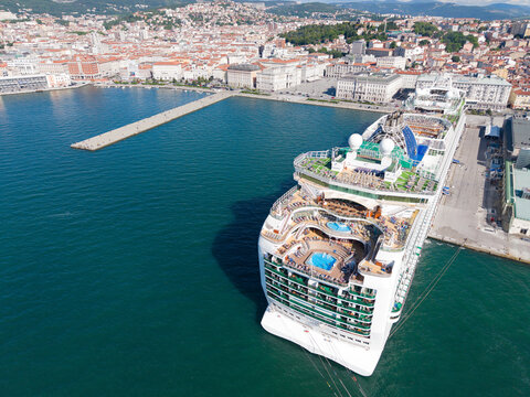 TRIESTE, ITALIA - 18 MAGGIO 2026: Veduta aerea della nave da crociera Ventura ormeggiata alla Stazione Marittima con lo sfondo del panorama cittadino