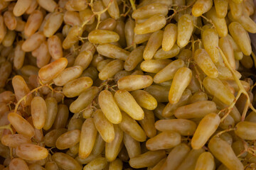 Fototapeta premium White grapes flaunt on the counter of a grocery store