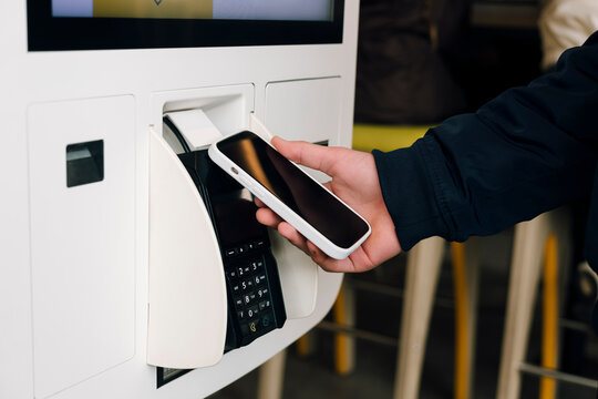 Contactless payment with smartphone at self service kiosk