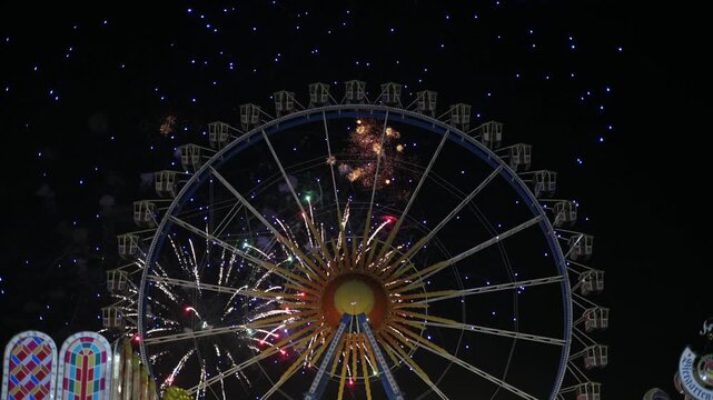  Munich, Germany. Feuerwerk und Lichter praegen die Nacht beim Fruehlingsfest in Muenchen, Deutschland, und schaffen eine lebhafte Volksfeststimmung.