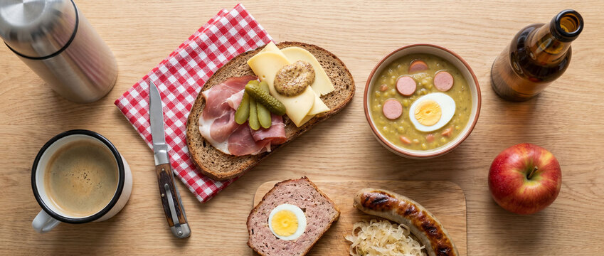 Brotzeit mit Erbsensuppe und Wurst als Genusskonzept