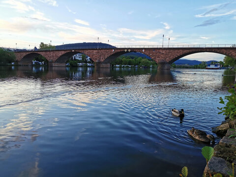 Alte Mainbr&uuml;cke &uuml;ber den Fluss Main bei der Stadt Miltenberg in Unterfranken