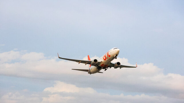 Avi&atilde;o da GOL capturado em voo pr&oacute;ximo ao Aeroporto Internacional de Guarulhos, em Guarulhos, SP, registrado em 10 de maio de 2026, destacando trem de pouso e motores.